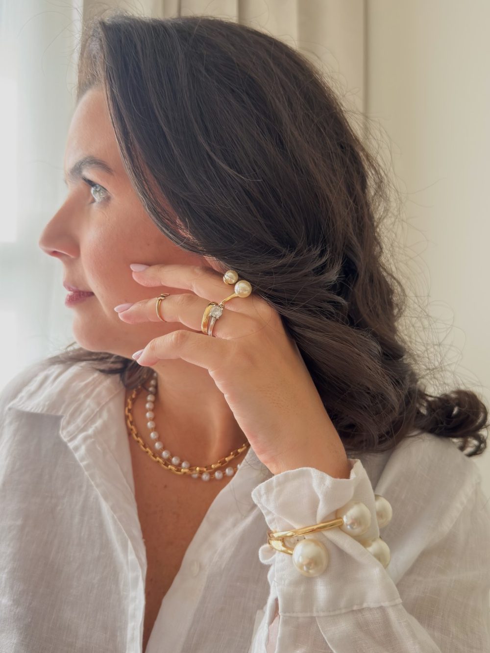 Tatiane Bueno usando anéis, colares e bracelete de pérolas